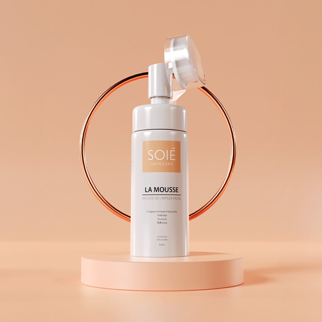 Espuma de limpeza facial com ação adstringente e hidratante.
