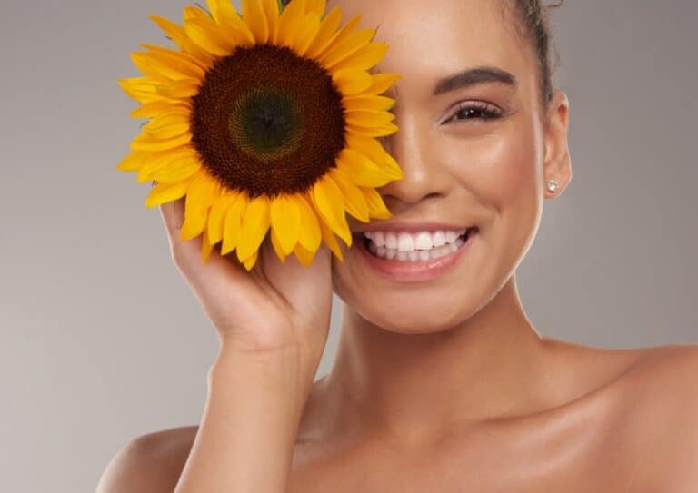 Pele saudável e iluminada após aplicação de skincare.